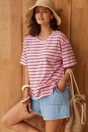 Model Genericm wearing size sample of the Relax Boxy Tee – Pinkchoc in colour Pinkchoc, in a cropped view
