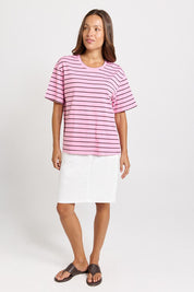Model Genericm wearing size sample of the Relax Boxy Tee – Pinkchoc in colour Pinkchoc, from the front