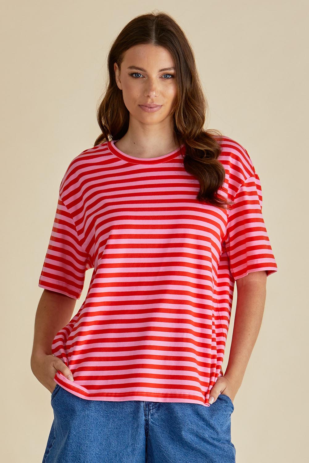 A model wearing the Relax Boxy Cotton Tee in colour Pinkred (Red), from the front, cropped image