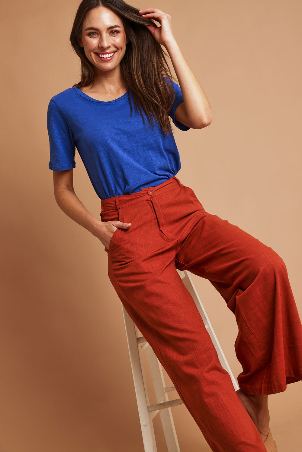 Model Madeline wearing size 10 of the Ariana Cotton Tee in colour Oceanblue (Blue), from the front, showing the whole outfit