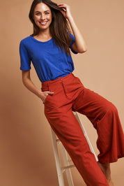 Model Madeline wearing size 10 of the Ariana Cotton Tee in colour Oceanblue (Blue), from the front, showing the whole outfit