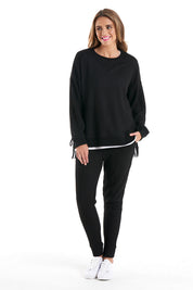 A model wearing the Kiki Sweat in colour Black (Black), from the front, showing the whole outfit