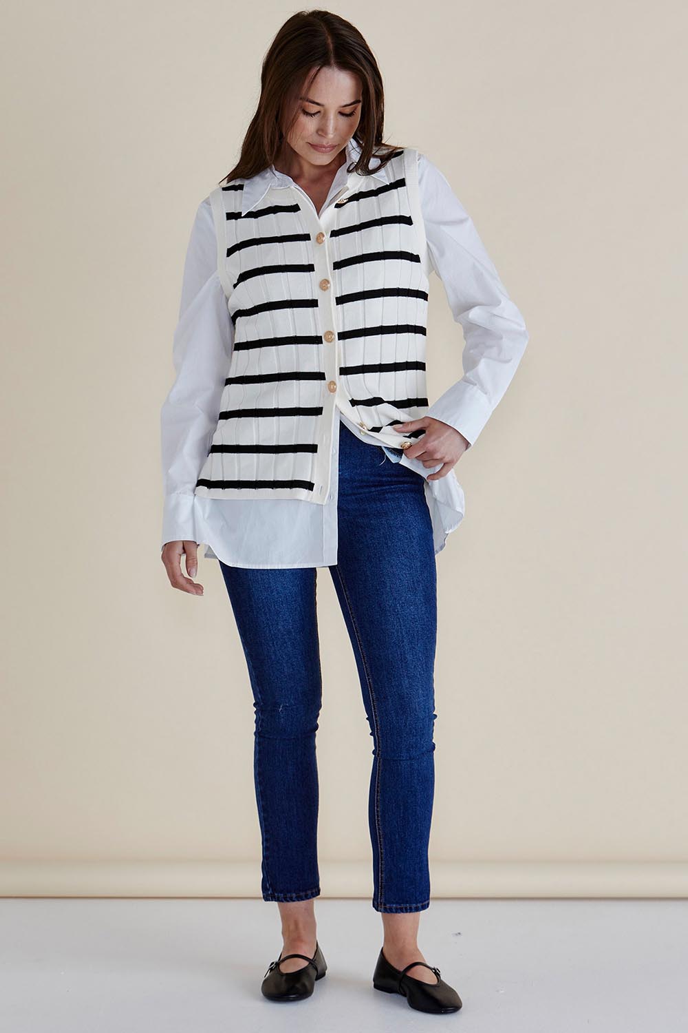 A model wearing the Nicollete Cotton Knit Vest in colour Blkstripe (White), from the front, cropped image