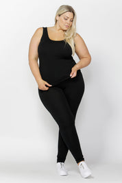 A model wearing the Miami Stretch Singlet in colour Black (Black), from the front, showing the whole outfit