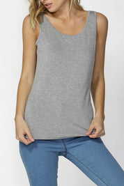 A model wearing the Miami Stretch Singlet in colour SilverMarl (Grey), from the front, cropped image
