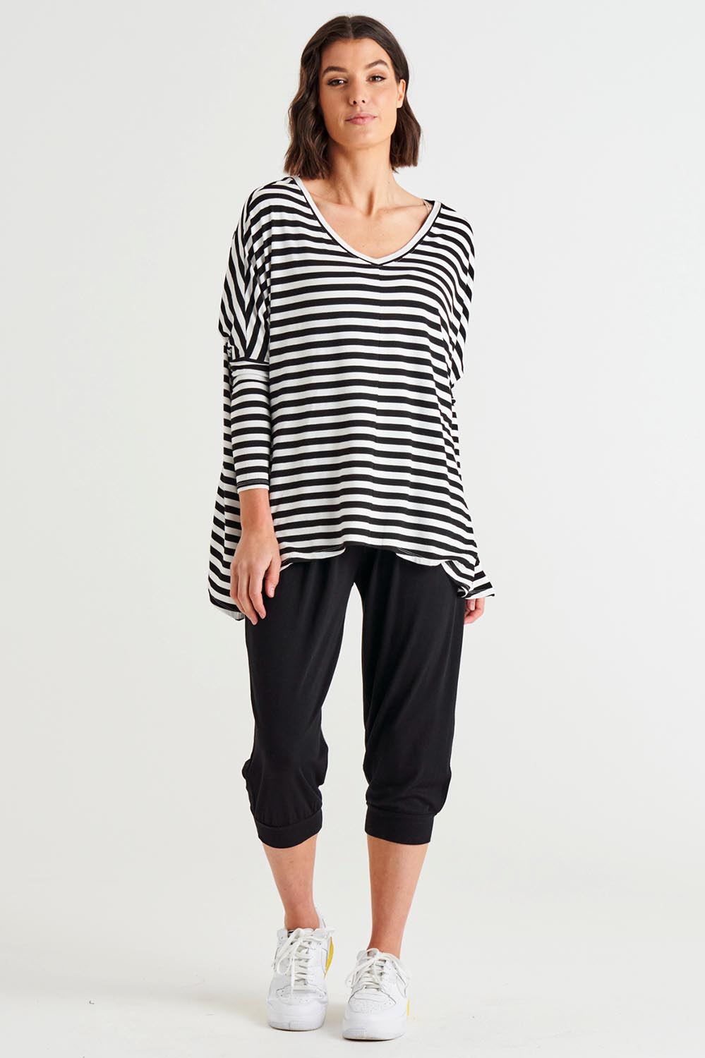 A model wearing the Kyoto Vin colourNeck Tee - Blkwhite (Black), from the front, showing the whole outfit