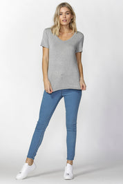 A model wearing the Manhattan Stretch Tee in colour SilverMarl (Grey), from the front, showing the whole outfit