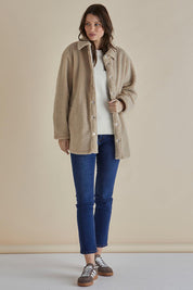 A model wearing the Teddy Jacket in colour Latte, from the front, showing the whole outfit