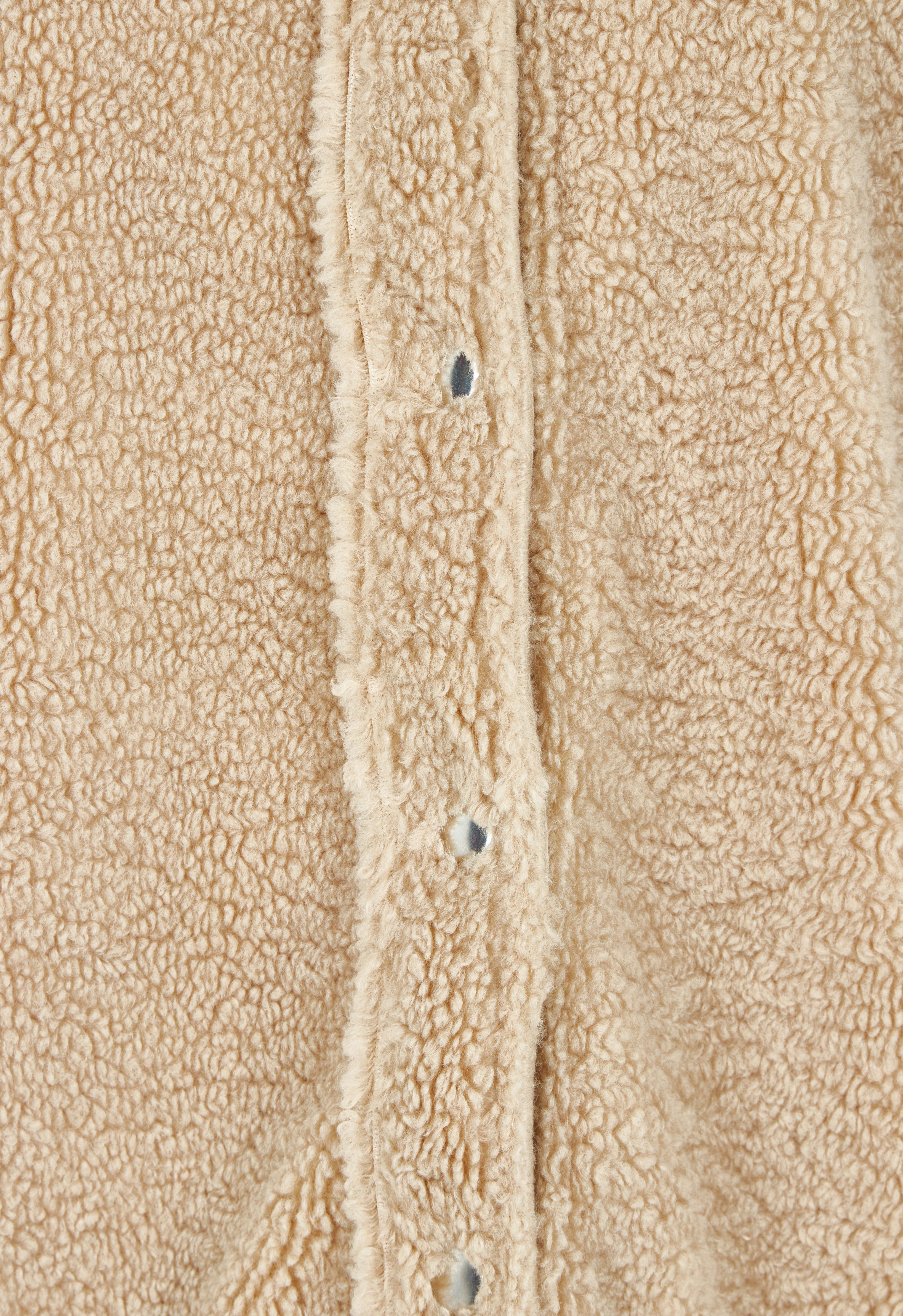Product shot of the Teddy Jacket in colour Latte, detail
