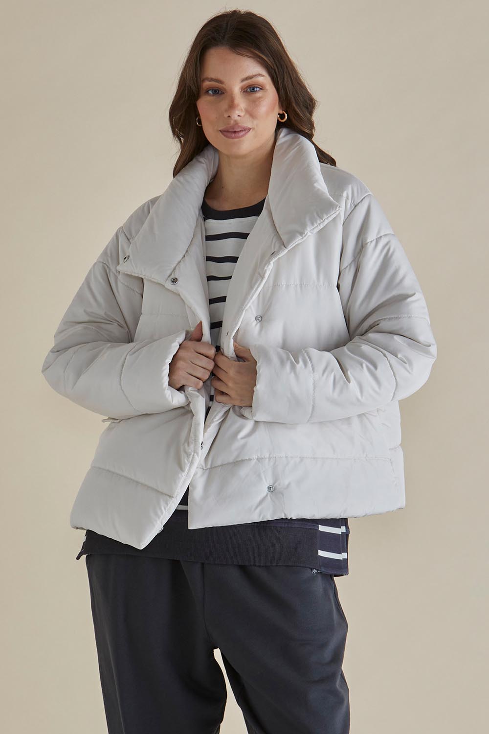 A model wearing the Presley Puffer Jacket in colour Pearl, from the front, cropped image