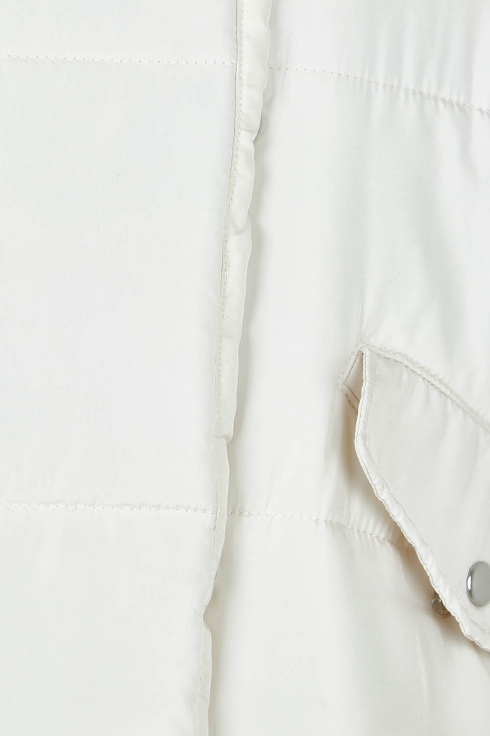 Product shot of the Presley Puffer Jacket in colour Pearl, detail