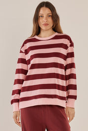 A model wearing the Stazie Sweatshirt in colour Pinkred (Pink), from the front, cropped image