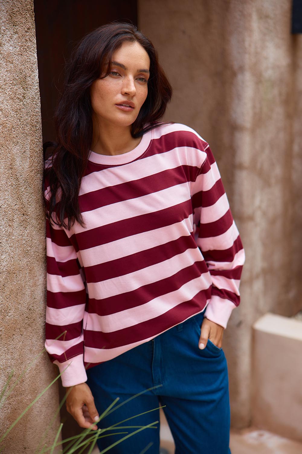 A model wearing the Stazie Sweatshirt in colour Pinkred (Pink), from the front, cropped image
