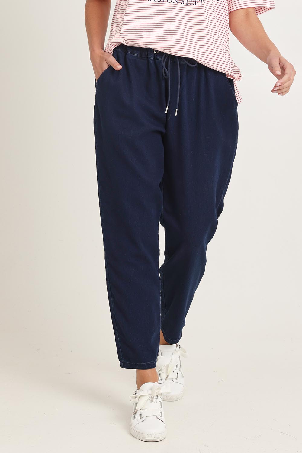 Model Madeline wearing size 10 of the Brooks Jean in colour Darkblue (Blue), from the front, cropped image
