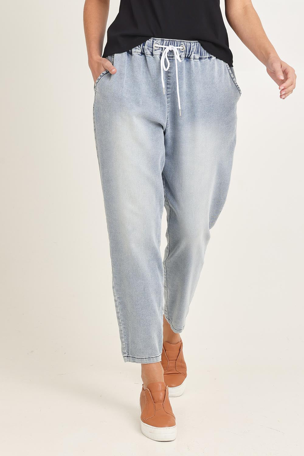 Model Madeline wearing size 10 of the Brooks Jean in colour Lightblue (Blue), from the front, cropped image