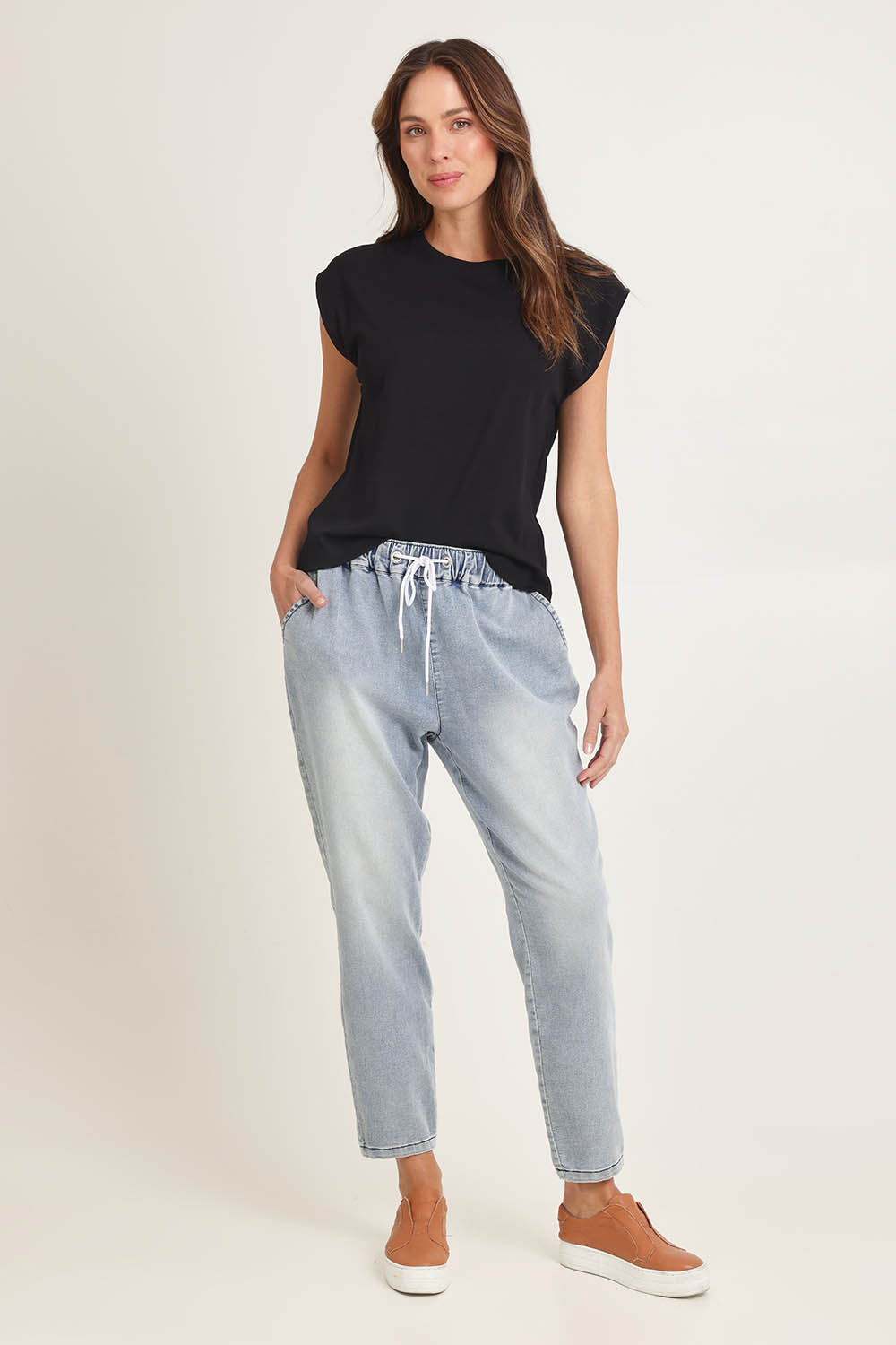 Model Madeline wearing size 10 of the Brooks Jean in colour Lightblue (Blue), from the front, showing the whole outfit