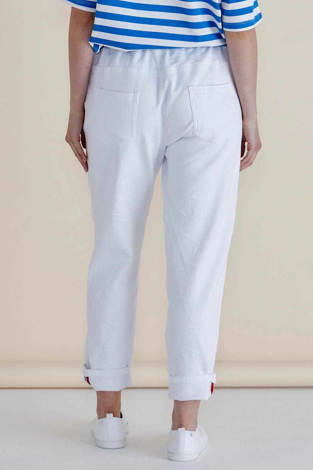 A model wearing the Brooks Jean in colour Snowwhite (White), from the back