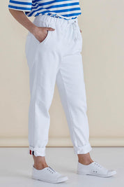 A model wearing the Brooks Jean in colour Snowwhite (White), from the front, cropped image