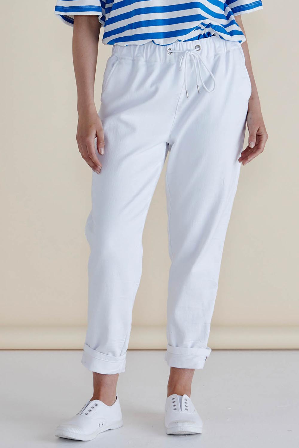 A model wearing the Brooks Jean in colour Snowwhite (White), from the front, cropped image