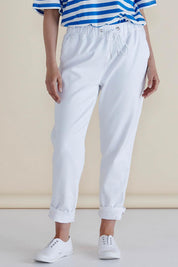 A model wearing the Brooks Jean in colour Snowwhite (White), from the front, cropped image