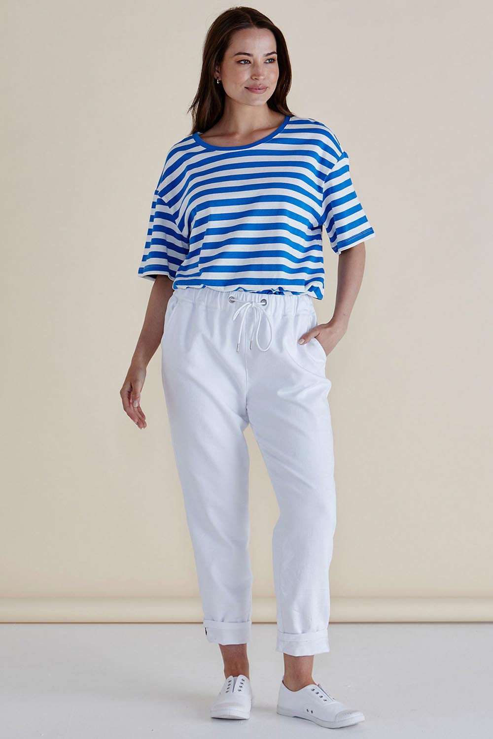A model wearing the Brooks Jean in colour Snowwhite (White), from the front, showing the whole outfit