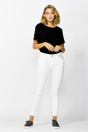 A model wearing the Linden Jeans in colour White (White), from the front, showing the whole outfit