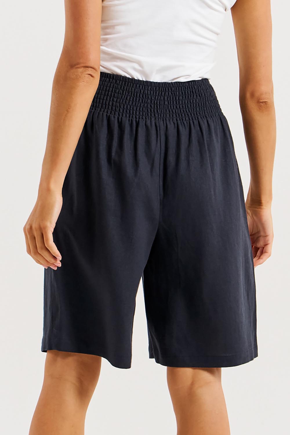 A model wearing the Lee Linen Blend Bermuda Short in colour Indigrey (Grey), from the back