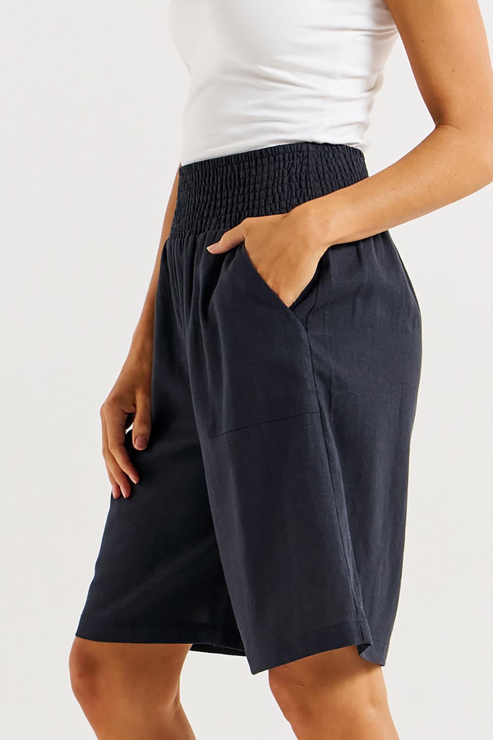 A model wearing the Lee Linen Blend Bermuda Short in colour Indigrey (Grey), from the front, cropped image