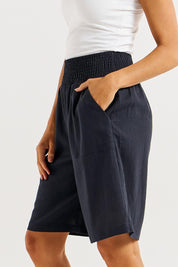 A model wearing the Lee Linen Blend Bermuda Short in colour Indigrey (Grey), from the front, cropped image