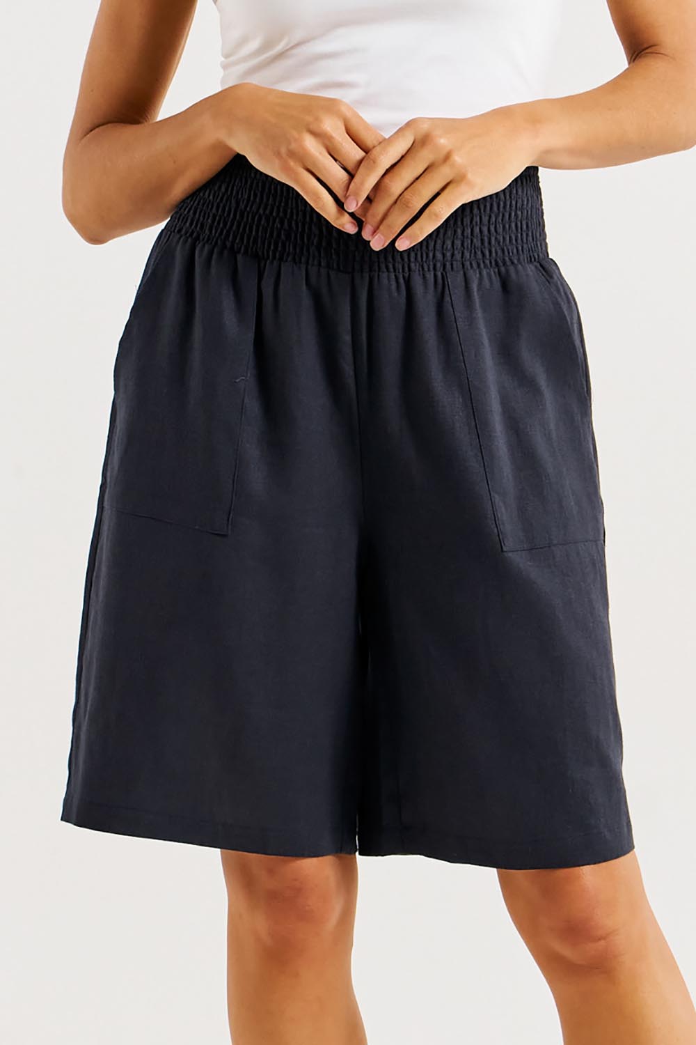 A model wearing the Lee Linen Blend Bermuda Short in colour Indigrey (Grey), from the front, cropped image