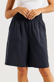 A model wearing the Lee Linen Blend Bermuda Short in colour Indigrey (Grey), from the front, cropped image