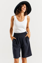 A model wearing the Lee Linen Blend Bermuda Short in colour Indigrey (Grey), from the front, cropped image