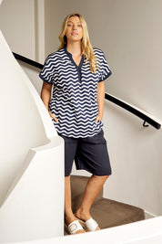 A model wearing the Lee Linen Blend Bermuda Short in colour Indigrey (Grey), from the front, showing the whole outfit