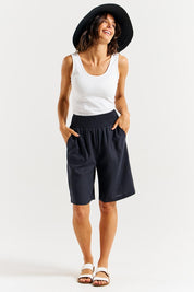 A model wearing the Lee Linen Blend Bermuda Short in colour Indigrey (Grey), from the front, showing the whole outfit