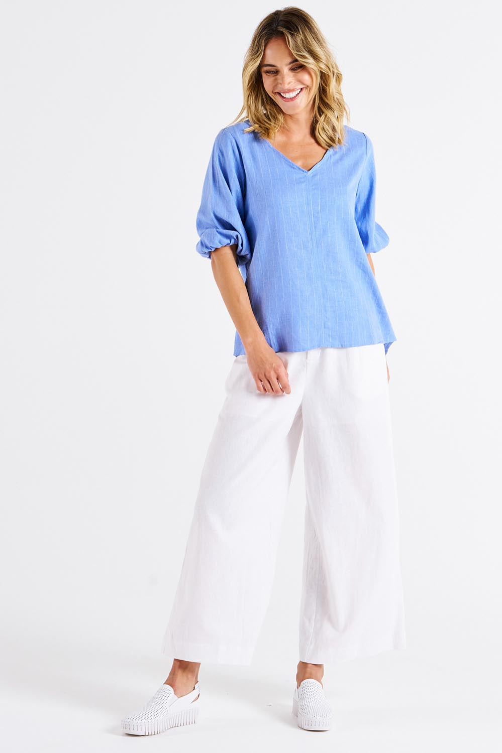 A model wearing the Elanora Linen Blend Blouse in colour Berryblue (Blue), from the front, showing the whole outfit
