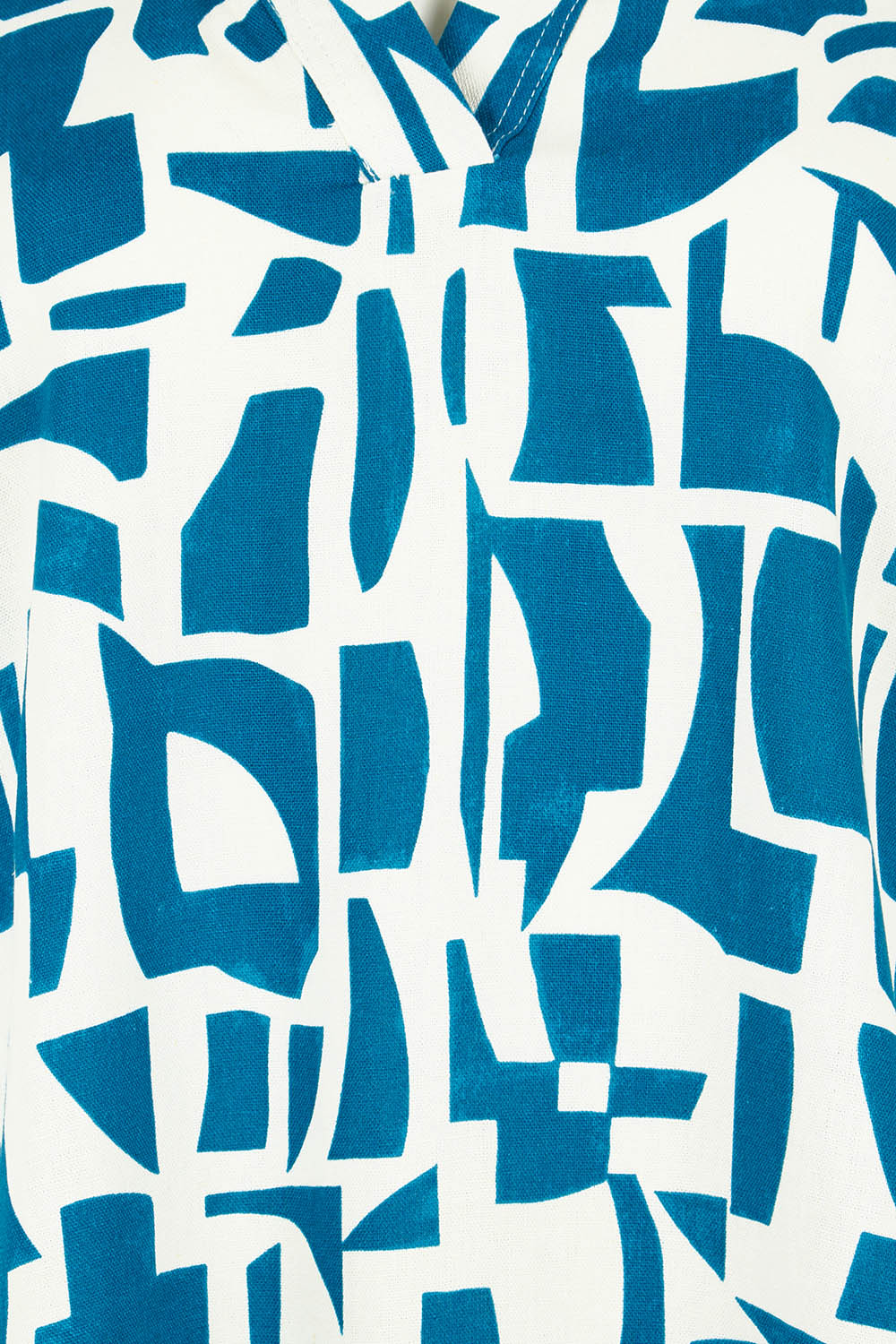 Product shot of the Flores Linen Blend Blouse in colour Geoprint (Blue), detail
