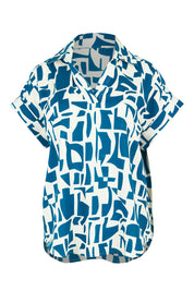 Product shot of the Flores Linen Blend Blouse in colour Geoprint (Blue), from the front