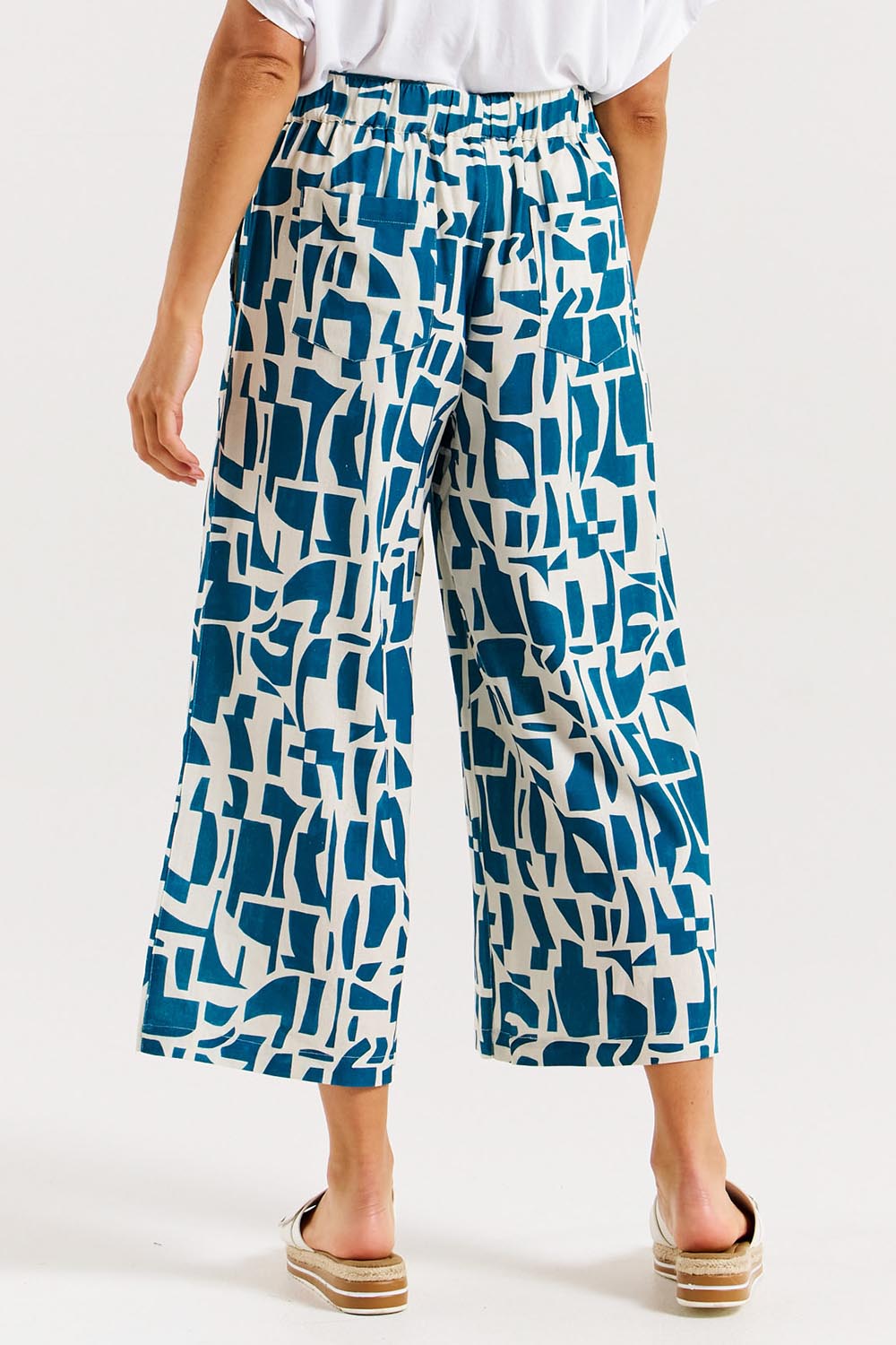 A model wearing the Senorita Linen Blend Pant in colour Geoprint (Blue), from the back