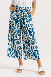 A model wearing the Senorita Linen Blend Pant in colour Geoprint (Blue), from the front, cropped image