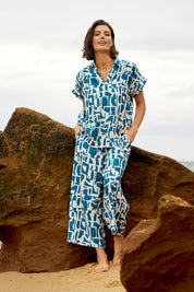 A model wearing the Senorita Linen Blend Pant in colour Geoprint (Blue), from the front, showing the whole outfit