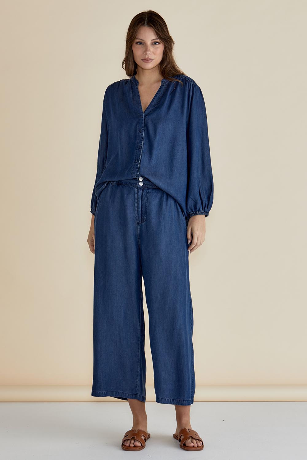 A model wearing the Rio Lyocell Relaxed Pant in colour Darkindigo (Blue), from the front, showing the whole outfit