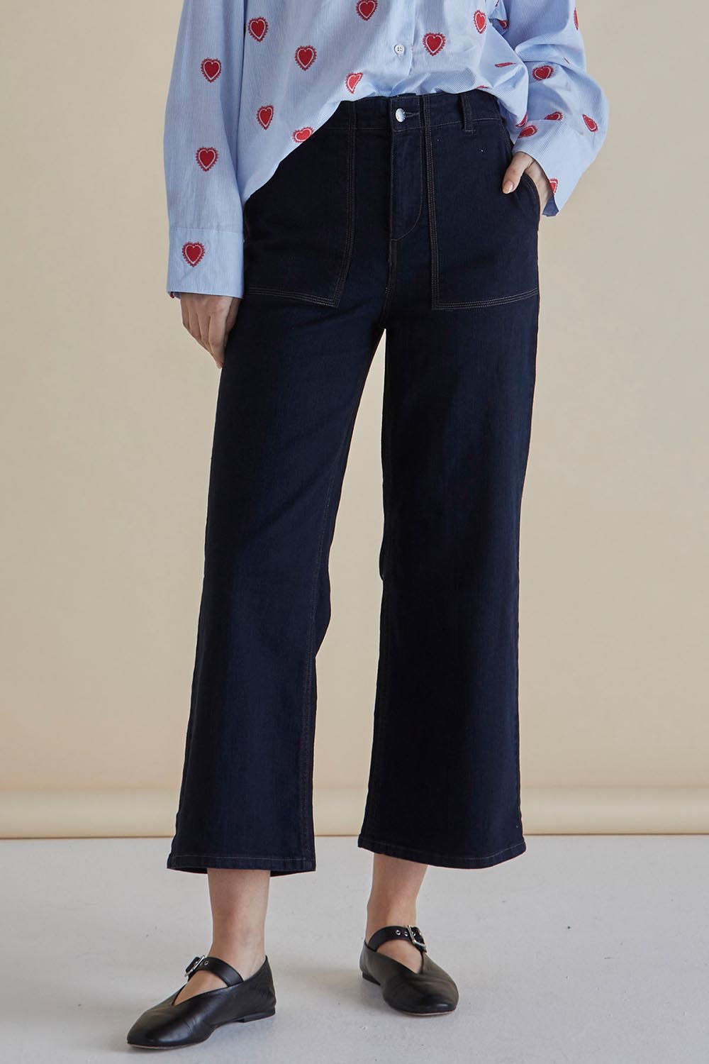 A model wearing the Easy Relax Jean in colour Bluesmoke (Blue), from the front, cropped image