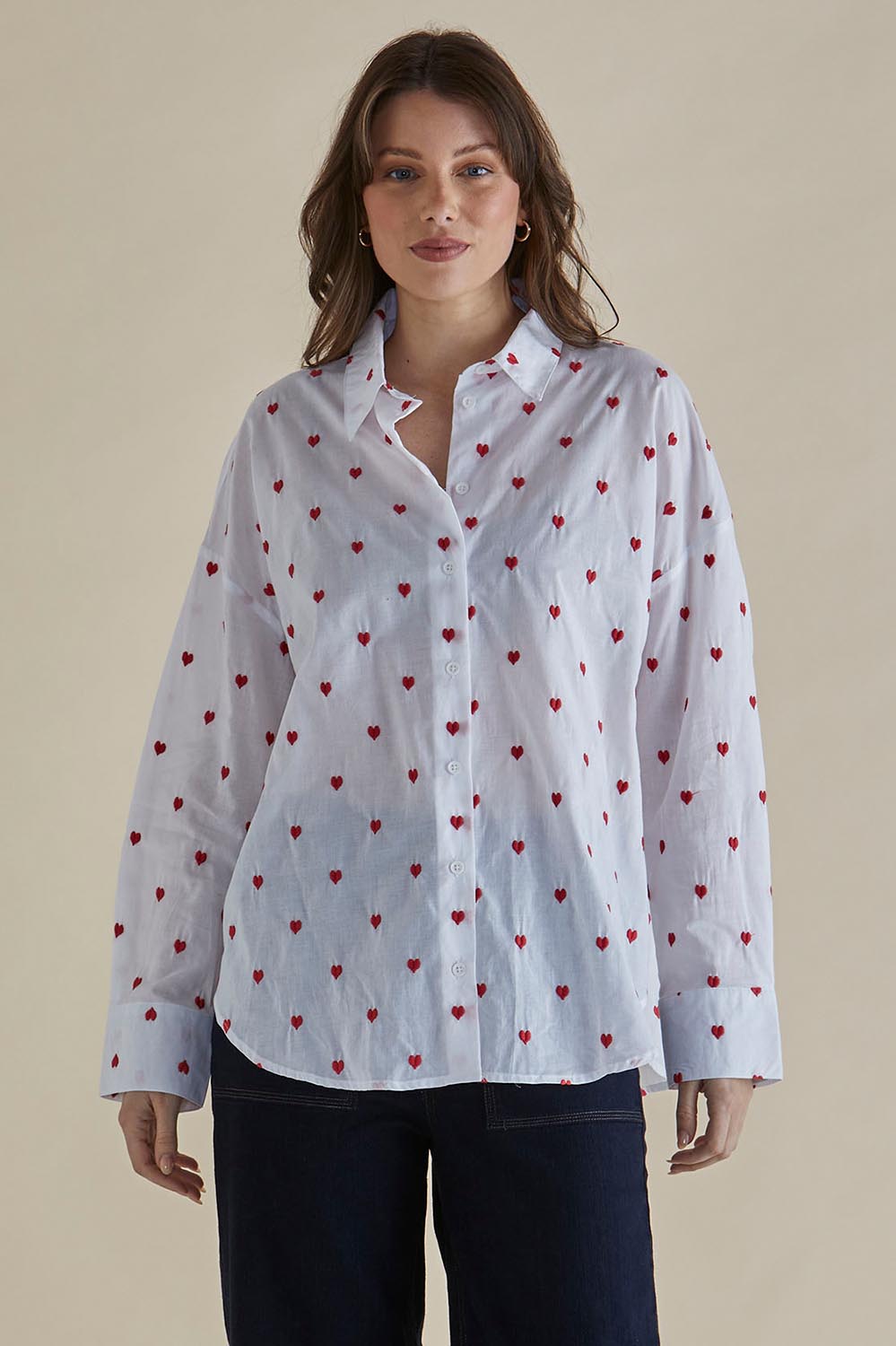 A model wearing the Sage Cotton Shirt in colour Redheart (White), from the front, cropped image