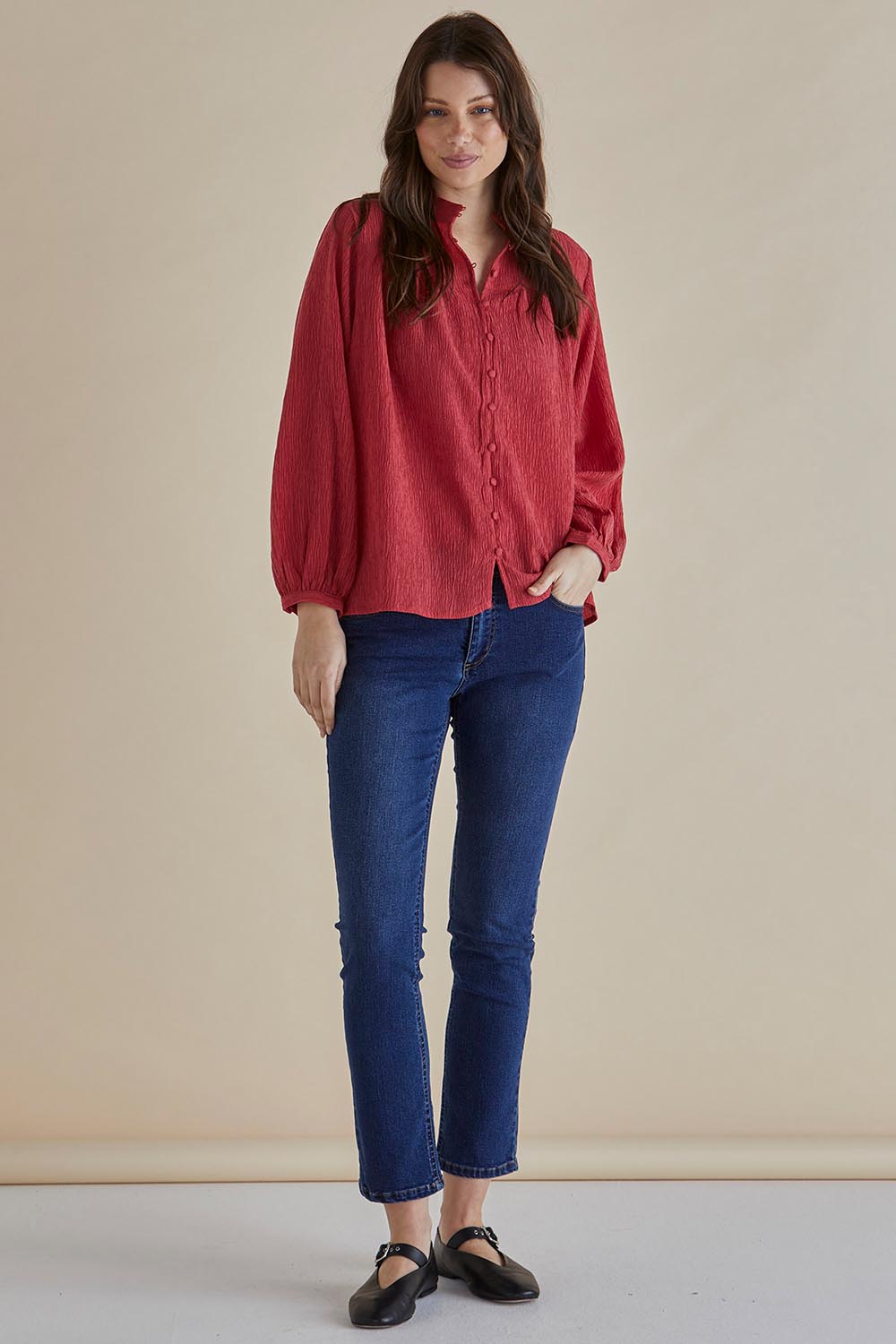 A model wearing the Marie Blouse in colour DustyPink (Pink), from the front, showing the whole outfit