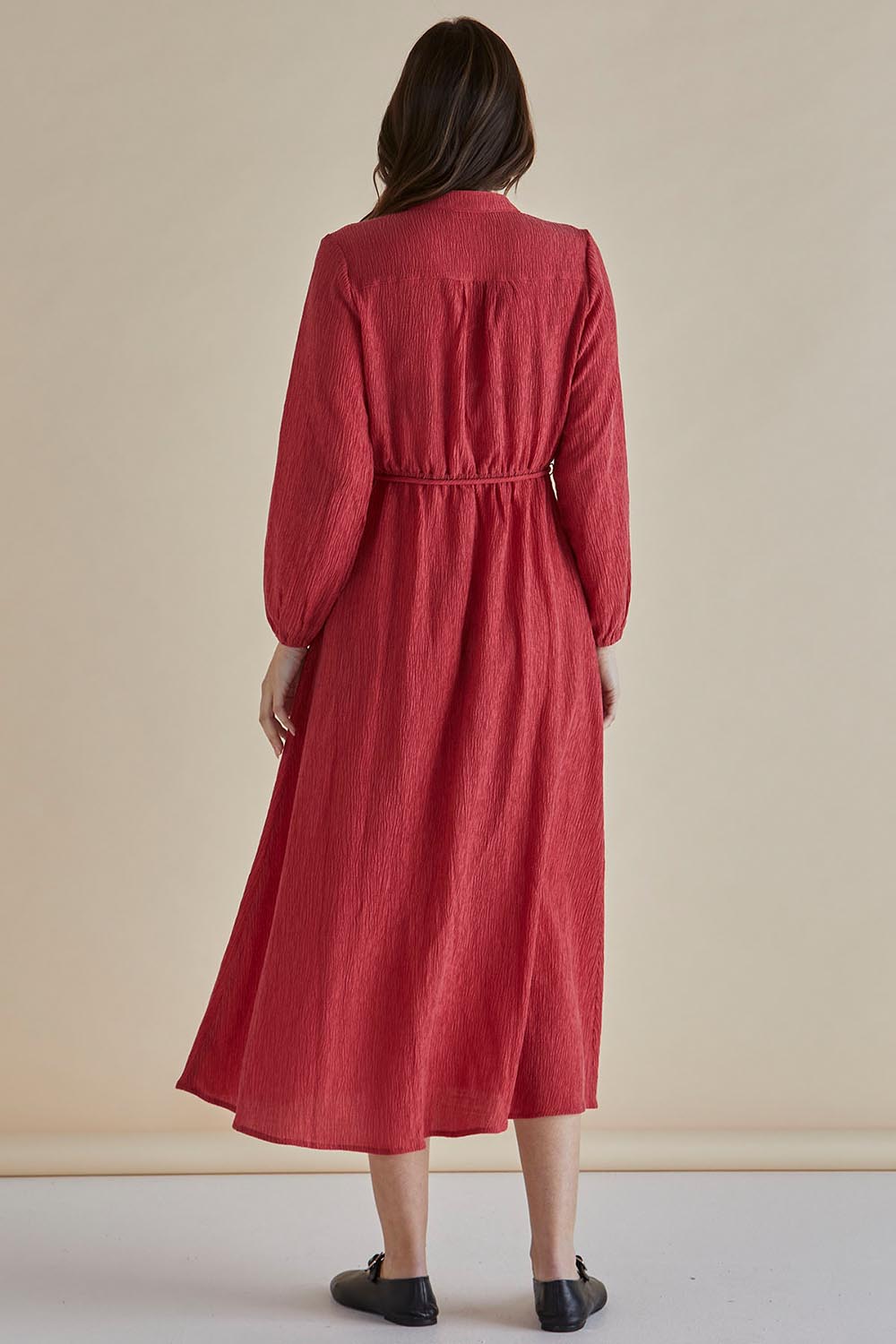 A model wearing the Anette Dress in colour Dustypink (Pink), from the back