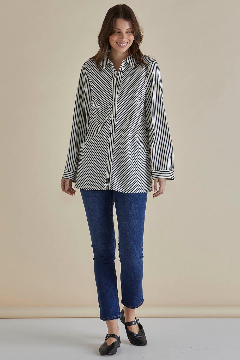 A model wearing the Cotton Blend Crinkle Shirt in colour Blkstripe, from the front, showing the whole outfit