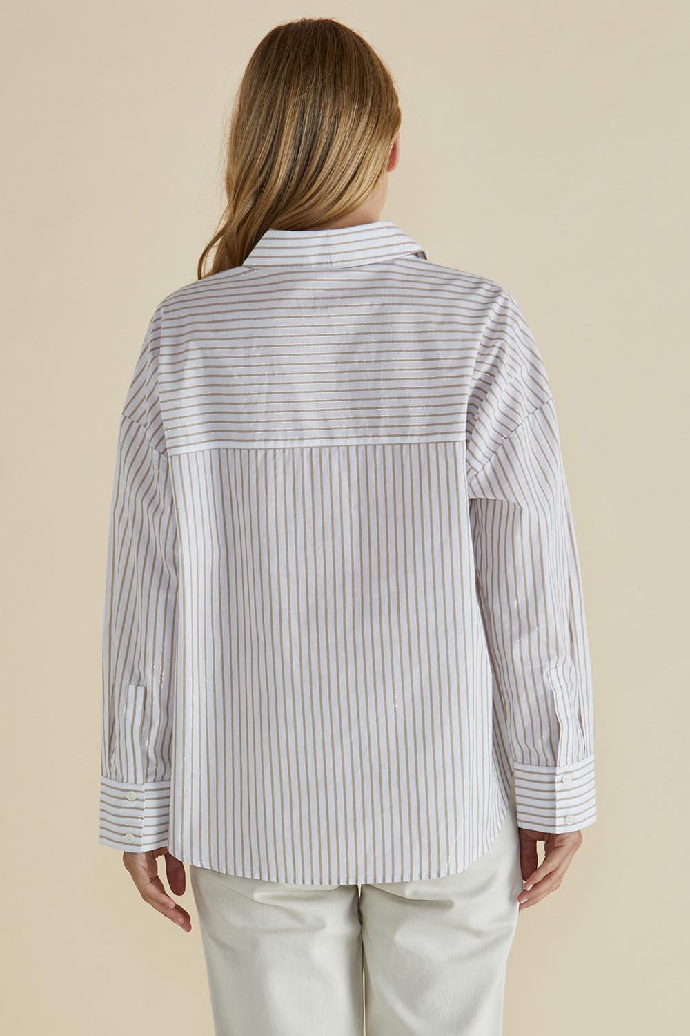 A model wearing the Artemis Cotton Shirt in colour Beigelurex, from the back