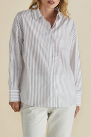 A model wearing the Artemis Cotton Shirt in colour Beigelurex, from the front, cropped image