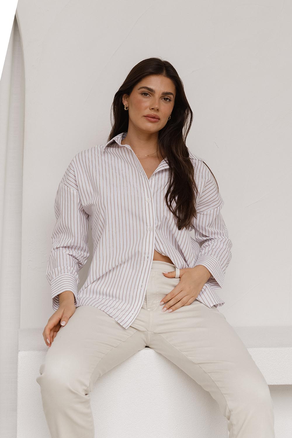 A model wearing the Artemis Cotton Shirt in colour Beigelurex, from the front, showing the whole outfit