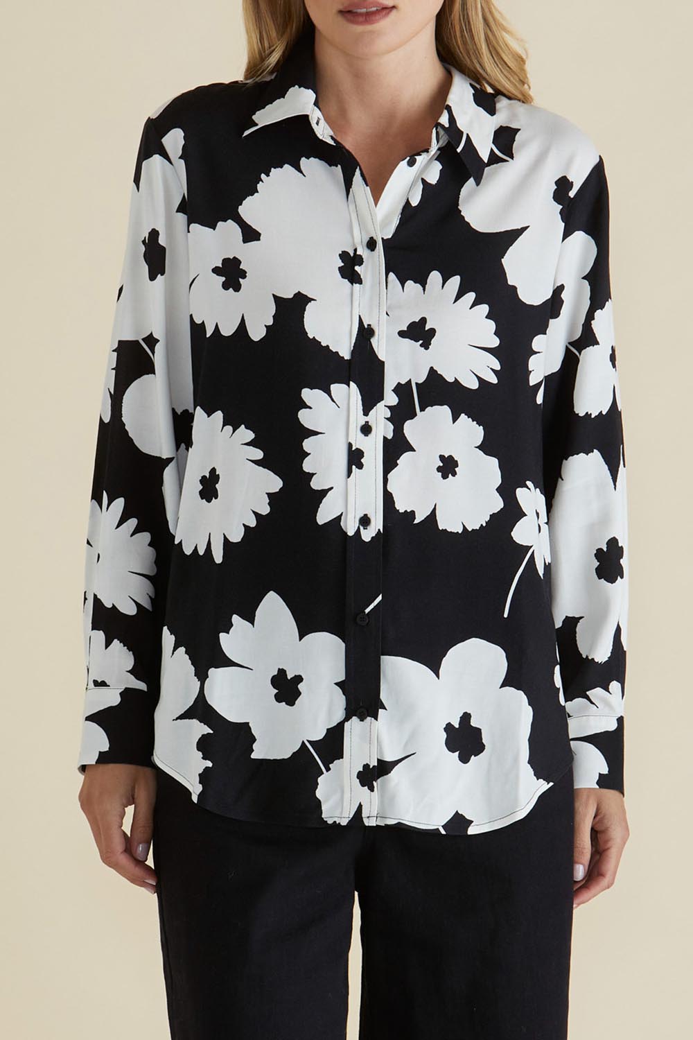 A model wearing the Rosie Shirt in colour Floral (Black), from the front, cropped image